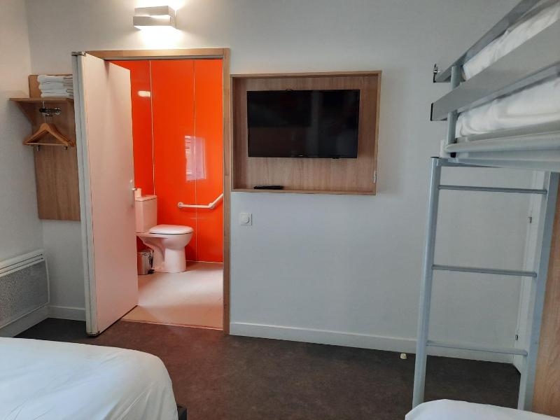 1 Double Bed 2 Single Beds image 4
