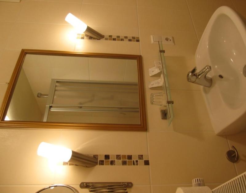 Twin Room image 3