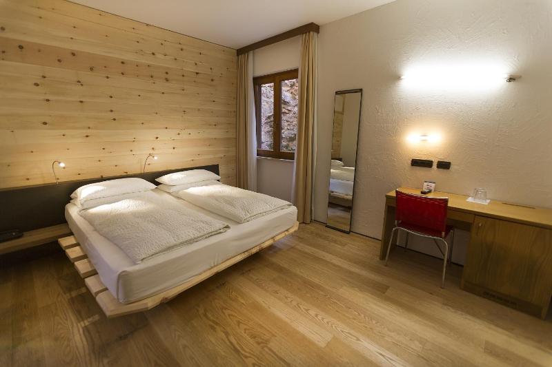 Economy Double Room image 4
