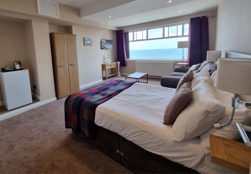 Family Room with Sea View image 4