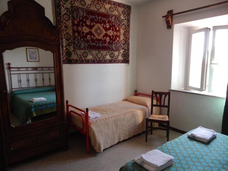 Quadruple Room image 2