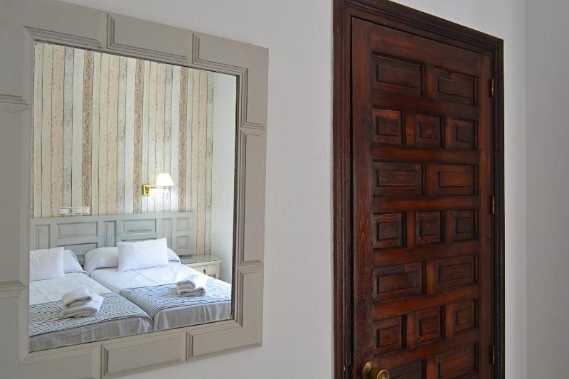 Twin Room image 1
