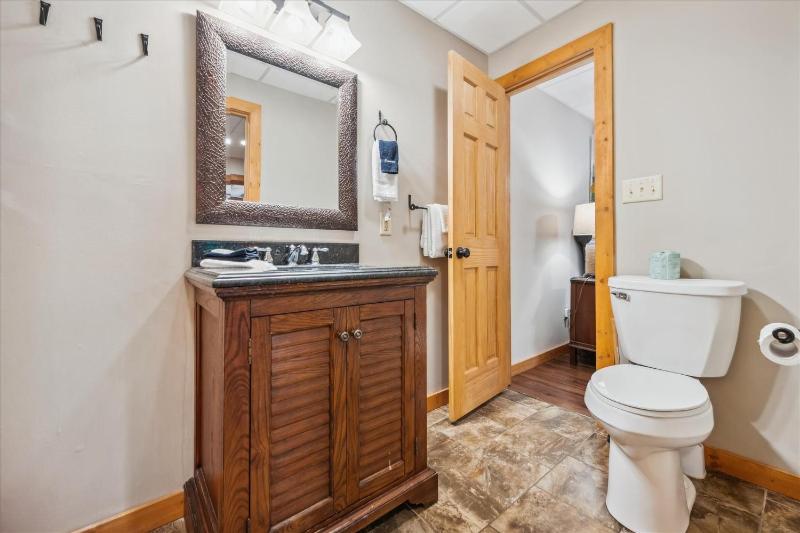 Eight-Bedroom House image 3