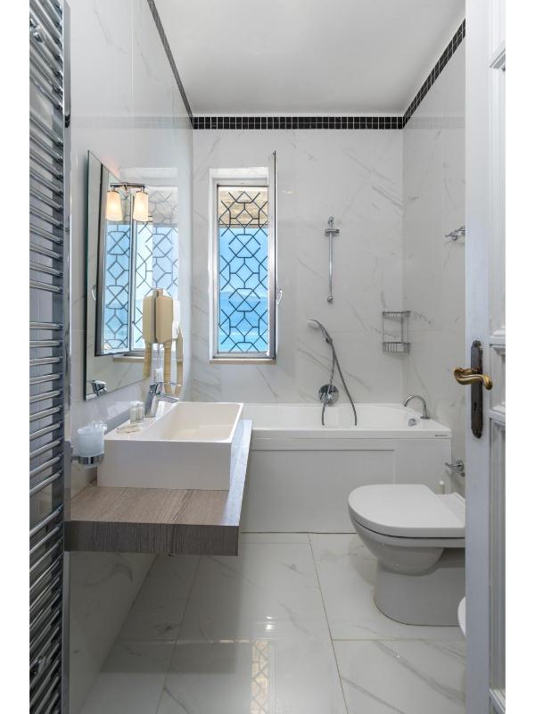 Suite with Hot Tub image 1