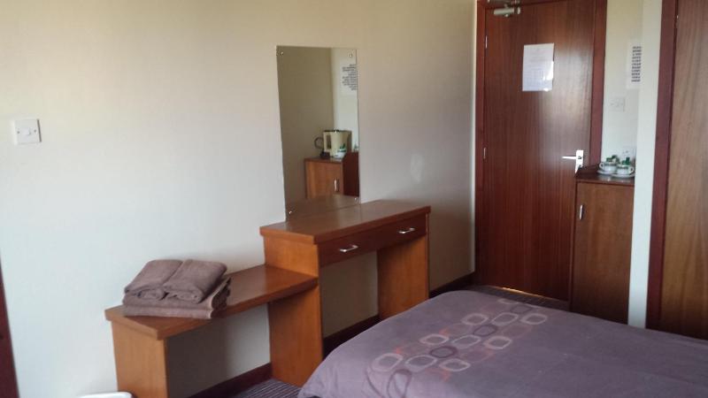 Twin Room image 3
