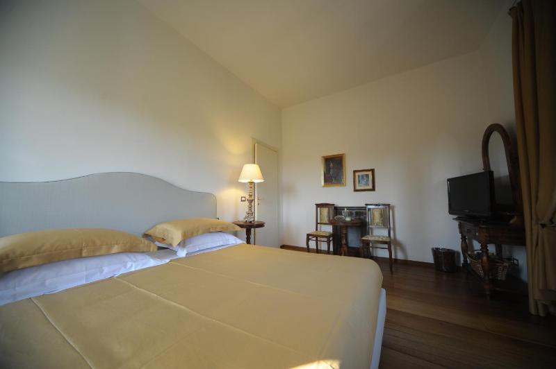 Deluxe Double or Twin Room image 3