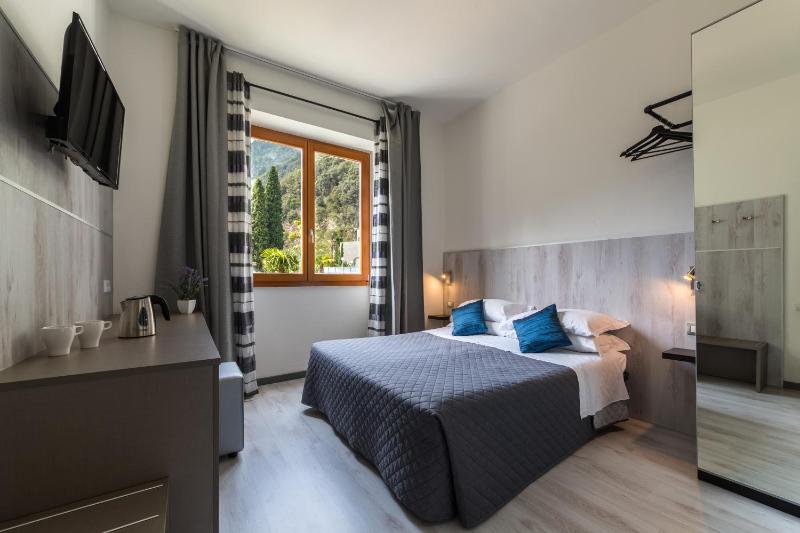 Double or Twin Room image 4