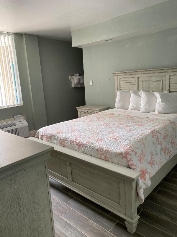 Howard Johnson by Wyndham Oceanfront Daytona Beach - image 7