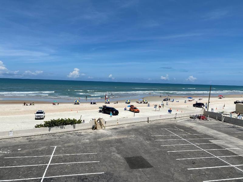 Howard Johnson by Wyndham Oceanfront Daytona Beach - image 8