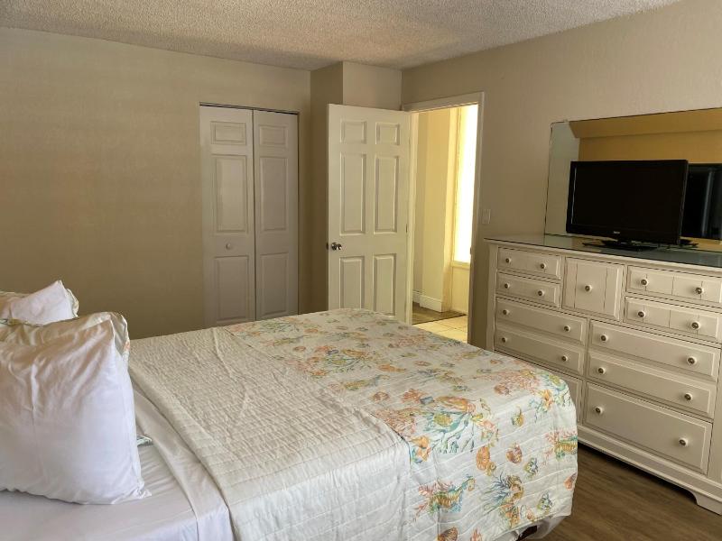 Howard Johnson by Wyndham Oceanfront Daytona Beach - image 15