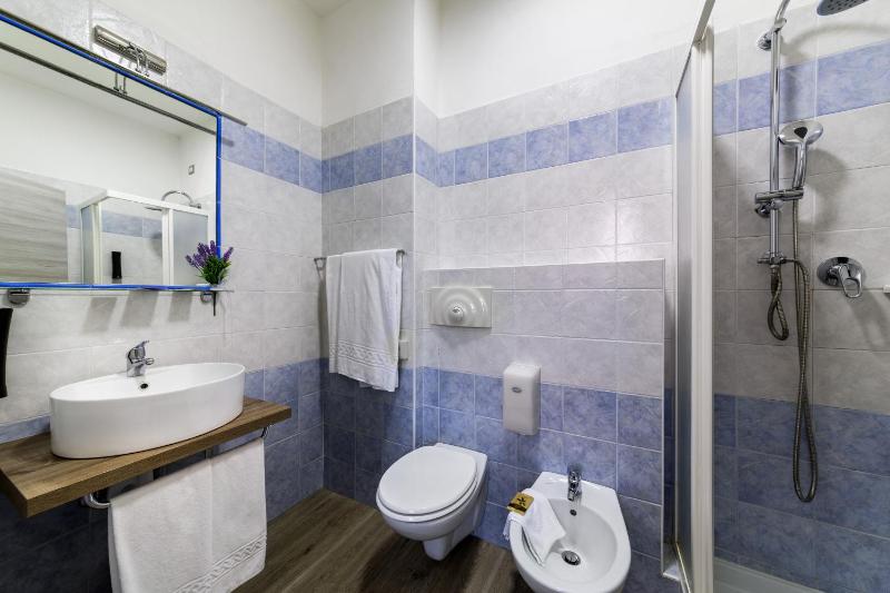 Deluxe Family Suite image 2