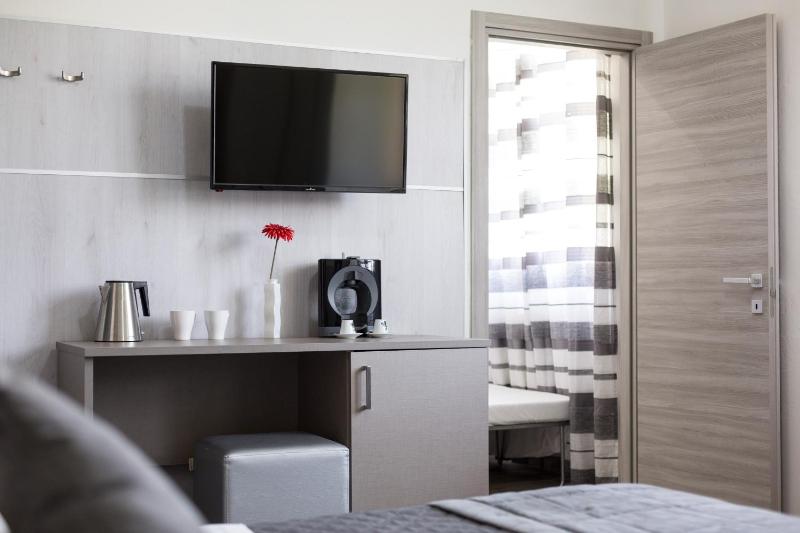 Deluxe Family Suite image 4