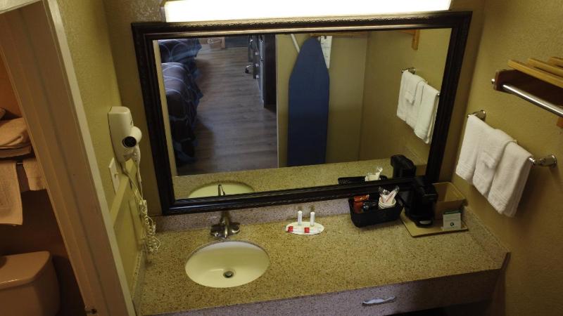 Queen Room with Two Queen Beds - Non-Smoking image 2
