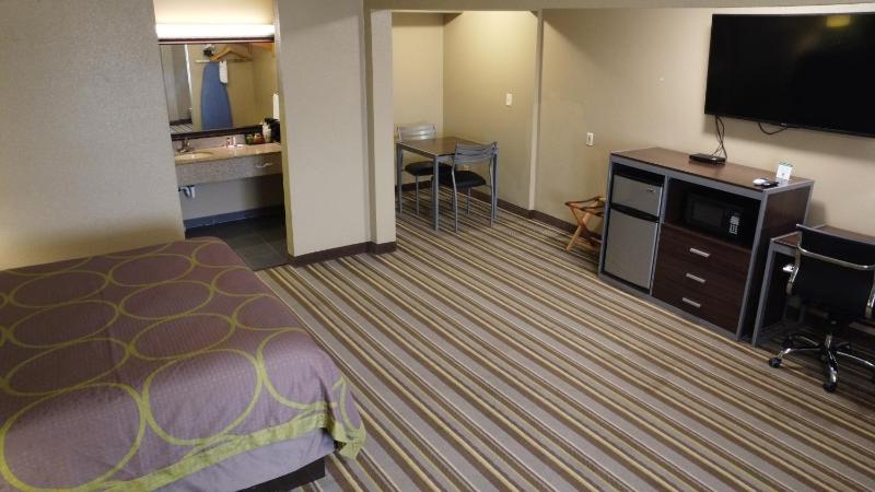 Deluxe King Room - Non-Smoking image 3