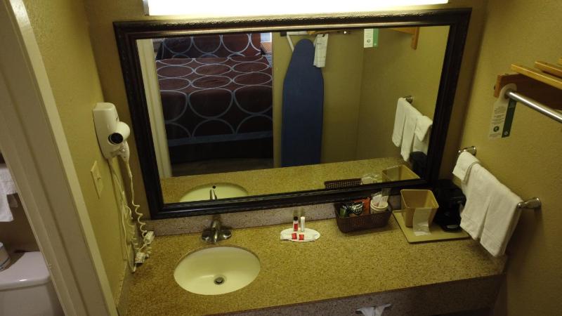 Deluxe Queen Room with Two Queen Beds - Non-Smoking image 3