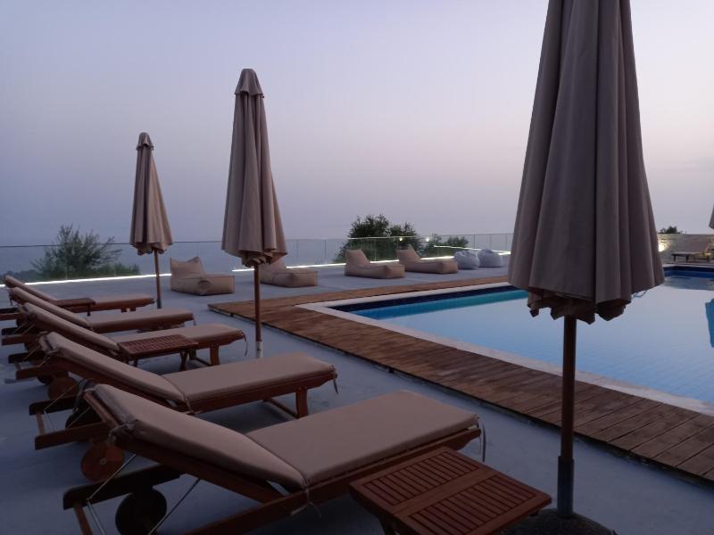 Deluxe Double or Twin Room with Sea View image 3