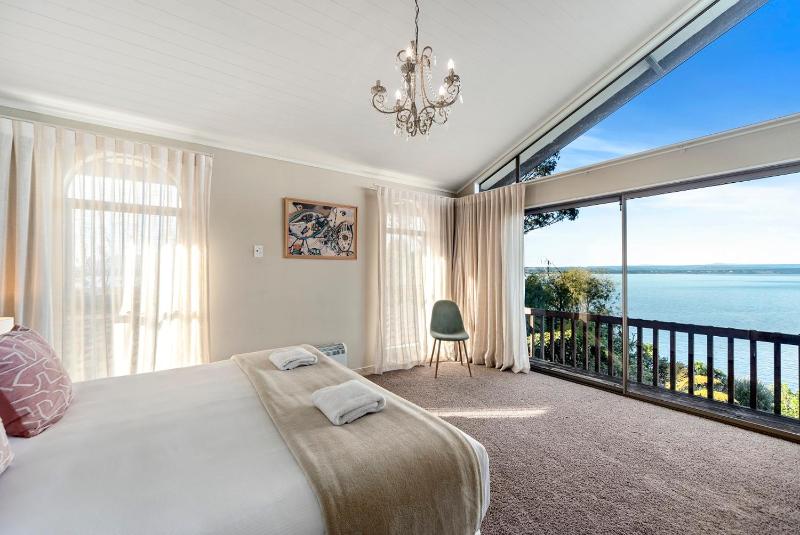 All Decked Out ON the Lake - Taupo - image 18
