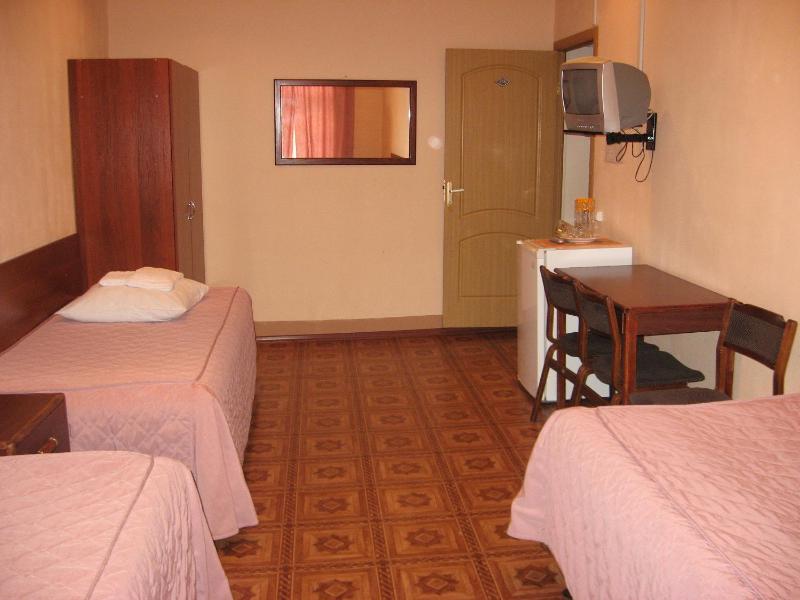 Economy Triple Room image 1