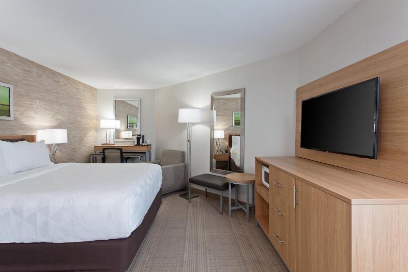 Standard King Room with Balcony image 2