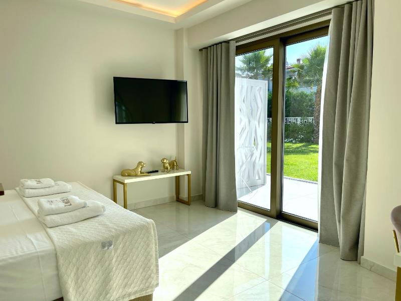 Deluxe Suite with Side sea view  image 3