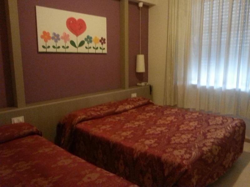 Economy Triple Room image 4