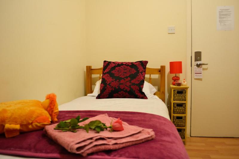 Single Room with Shared Bathroom image 2