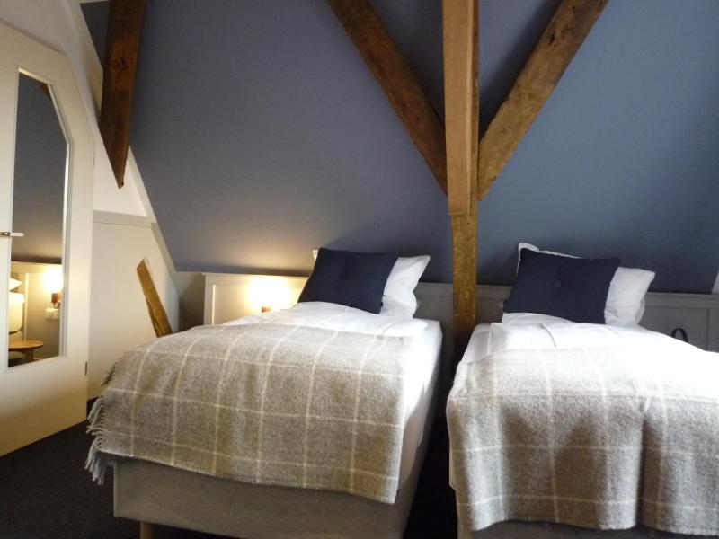 Standard Twin Room image 4