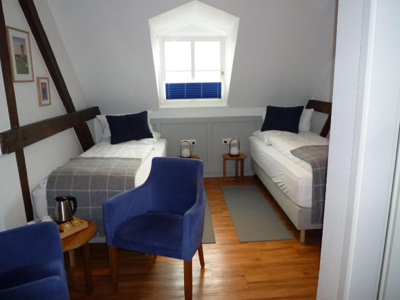 Standard Twin Room image 3
