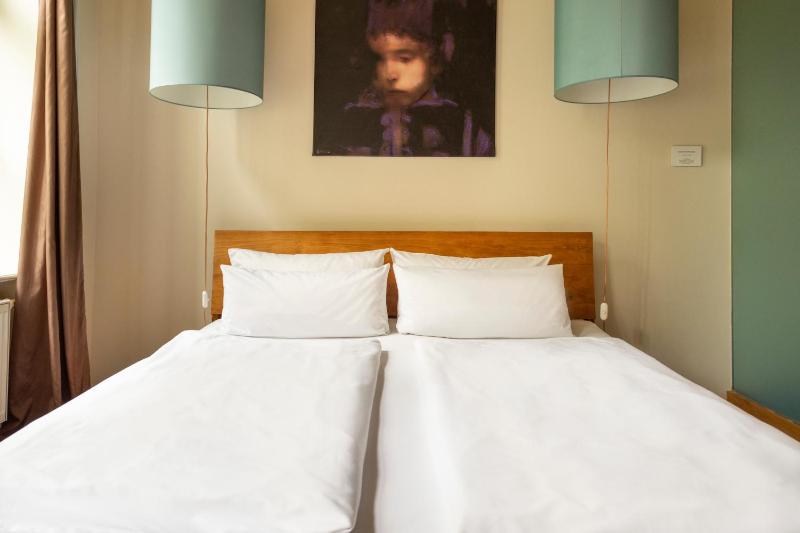 Large Studio with Kitchenette and Balcony image 2