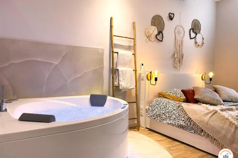 The Pearl with Jacuzzi and Cinema - image 11