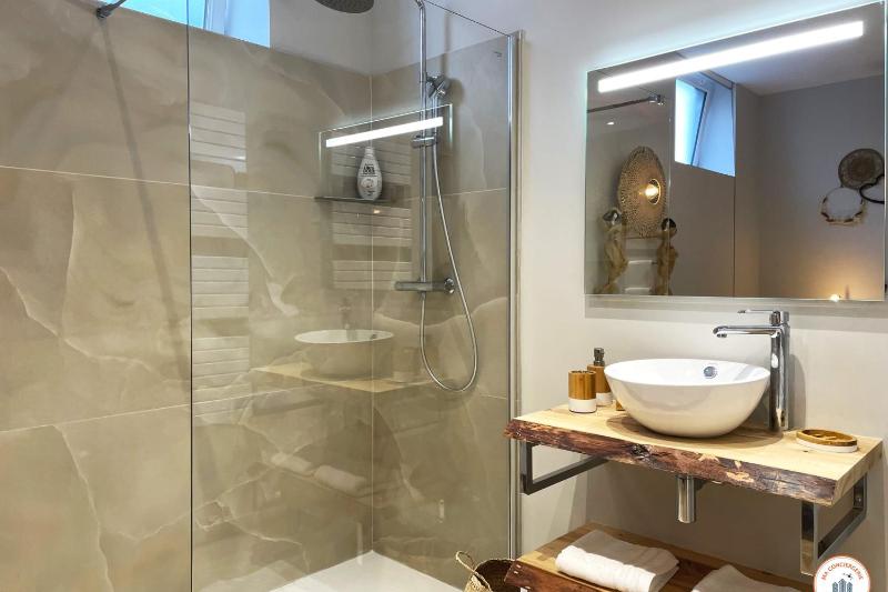 The Pearl with Jacuzzi and Cinema - image 16