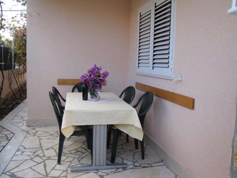 One-Bedroom Apartment image 1