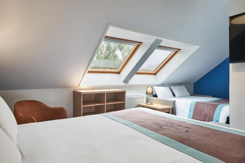 1 Double Bed 1 Double Sofa Bed  - Superior Room image 4