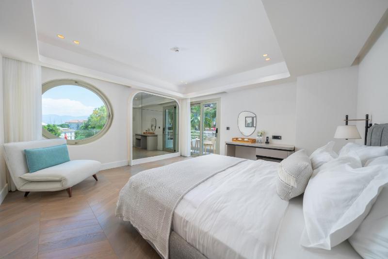 Superior Room with Side Sea View image 4