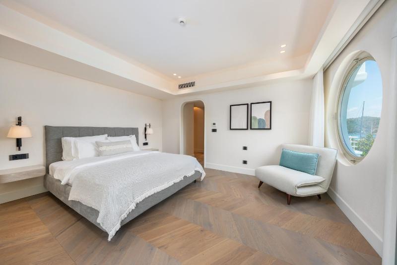 Superior Room with Side Sea View image 1
