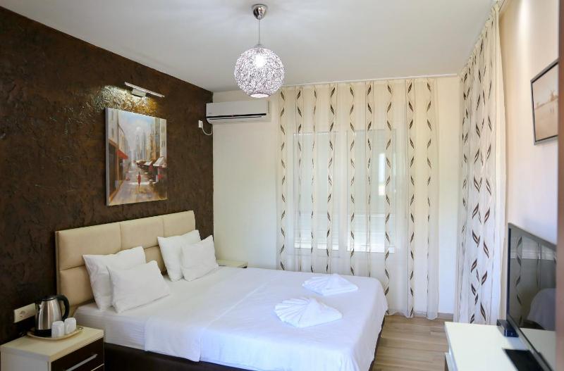 Double Room with Garden View image 1