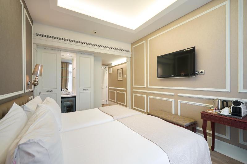 Double or Twin Room image 3