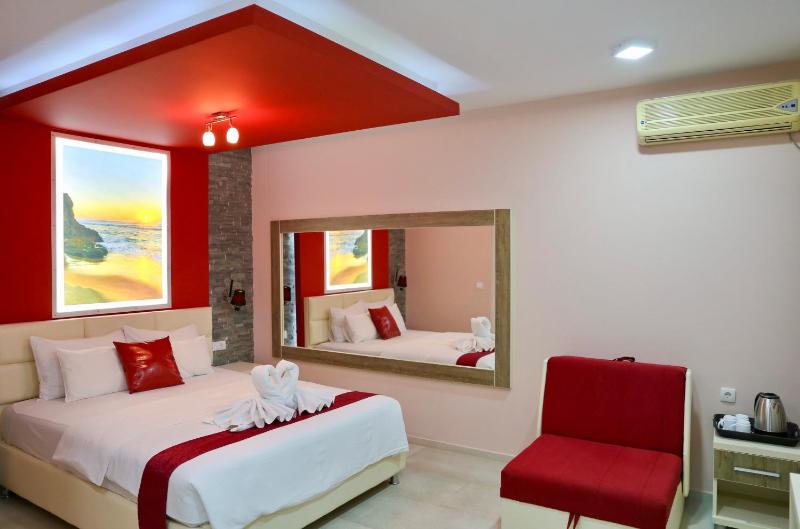 Double Room with Balcony (3 Adults) image 1