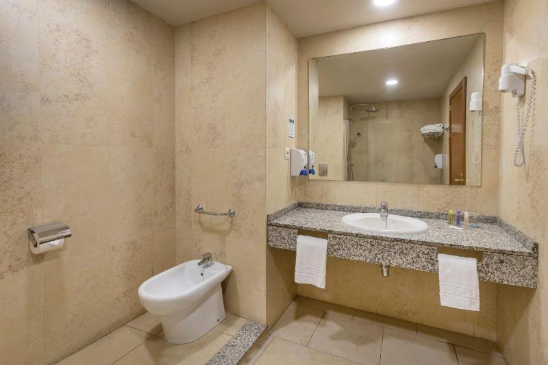 Twin Room (3 Adults) image 4