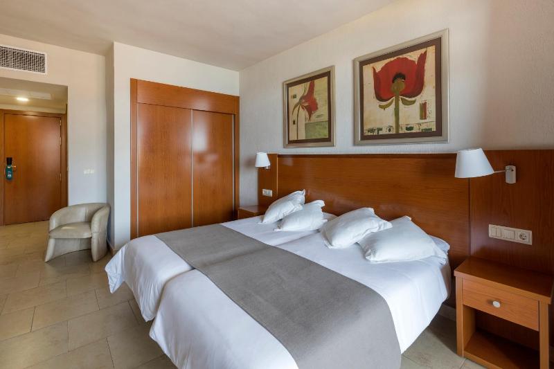 Twin Room (2 Adults + 1 Child) image 1