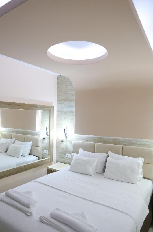 Double Room with Balcony image 1