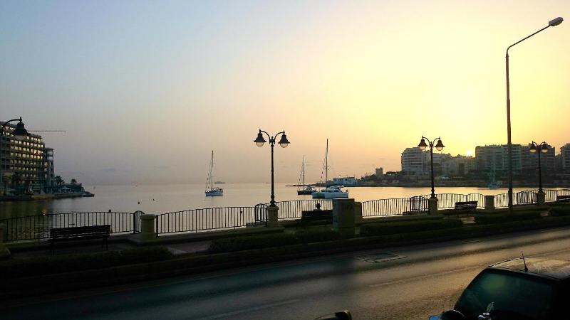 Spinola Seafront Apartment - image 6