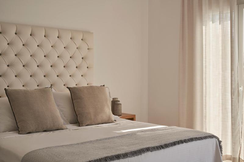 Deluxe Double or Twin Room image 1