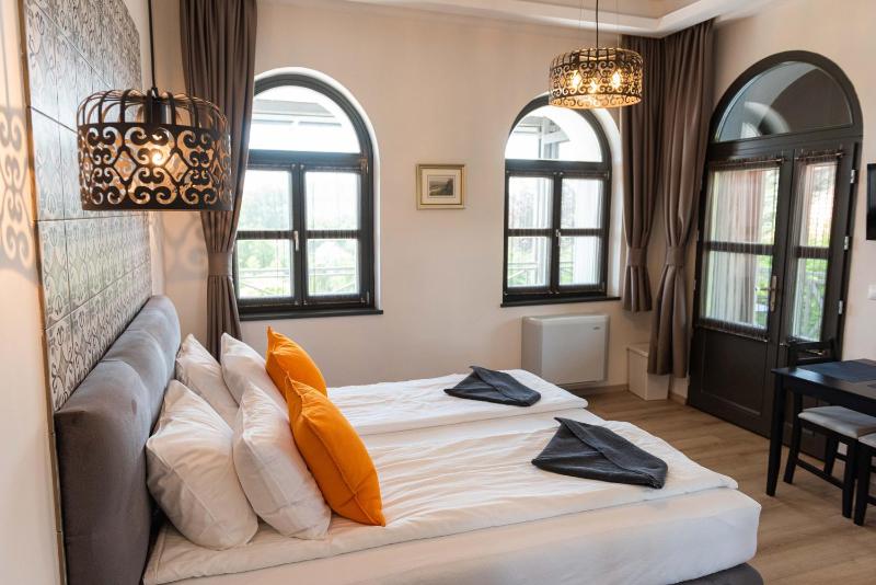 Deluxe Double Room with Balcony image 4