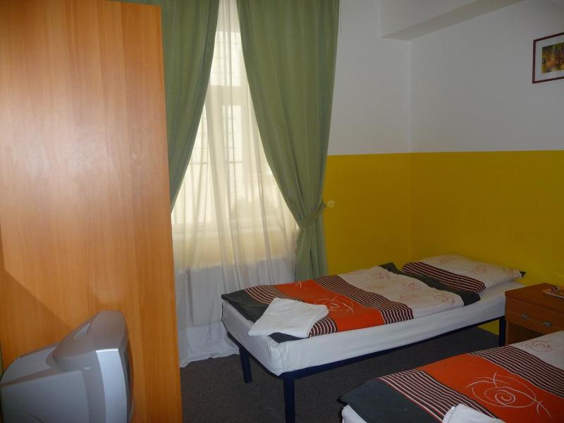 Economy Twin Room image 2