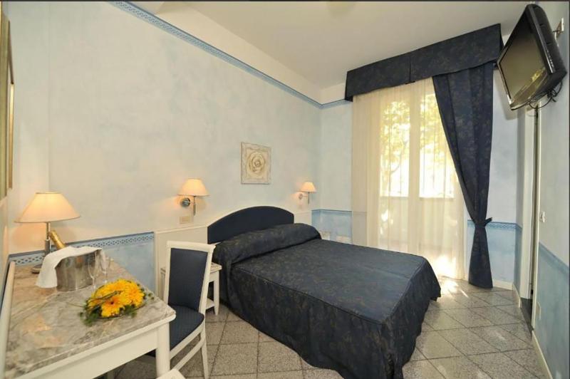 Standard Double Room image 3