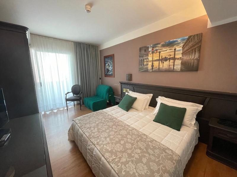 Triple Room with Balcony image 2
