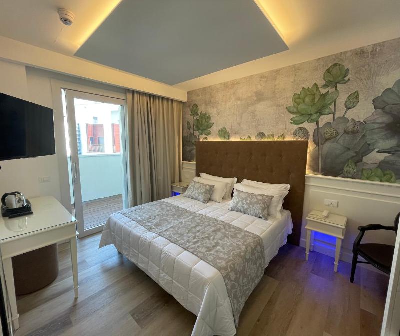 Deluxe Double or Twin Room image 1