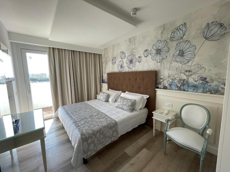 Deluxe Double or Twin Room image 3