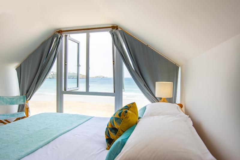 Deluxe Three-Bedroom Apartment with Balcony image 3